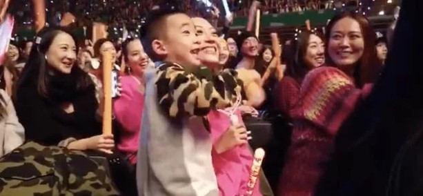 陈小春官宣二胎：应采儿的回应超甜