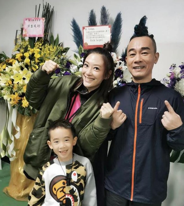 陈小春官宣二胎：应采儿的回应超甜