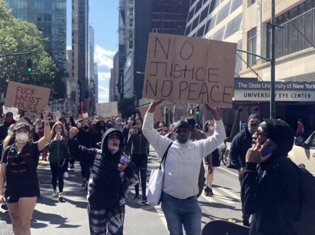 时报广场万人聚集