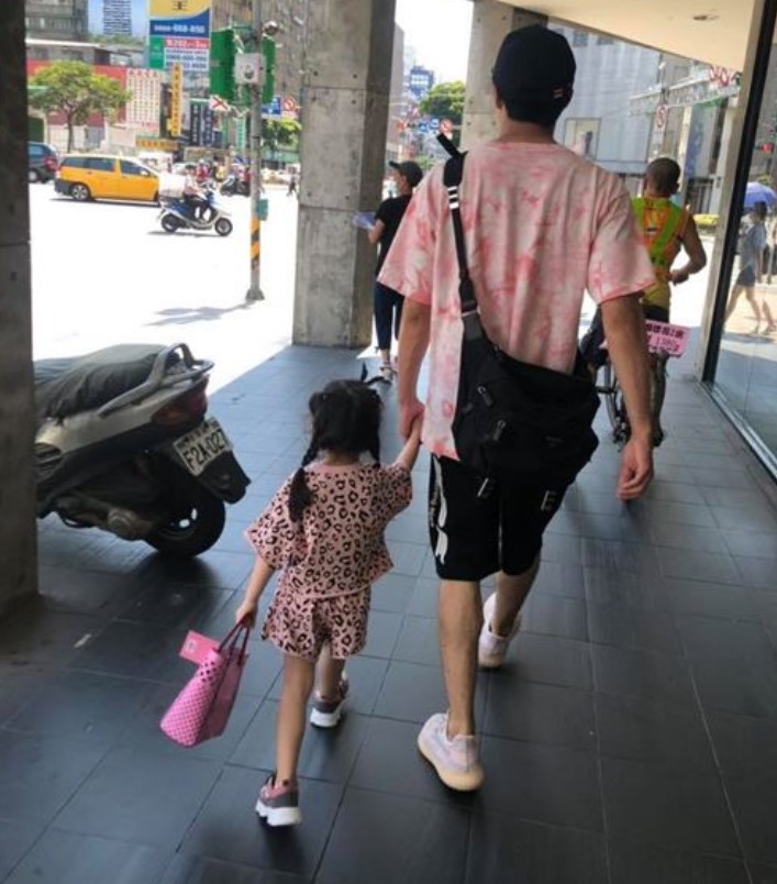 贺军翔升格人父