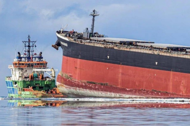 一起触礁搁浅导致漏油