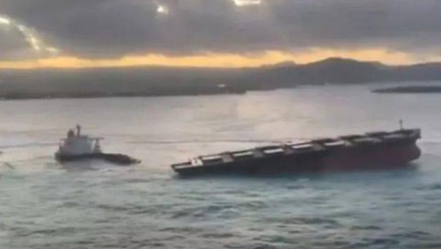 一起触礁搁浅导致漏油