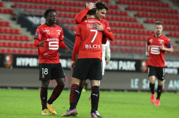 得益於連續第四次取得勝利（對梅斯，1-0），斯塔德•雷納尼斯（Stade Rennais）接近領獎台，而在桌底時，蘭斯（Reims）在三天之內簽下了第二場胜利，為他注入了新的生命。