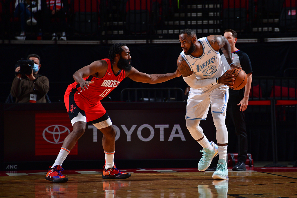 NBA常规赛湖人120比102轻取火箭