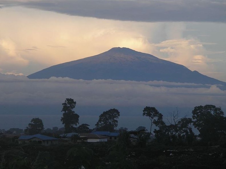尼奥斯湖是火口湖