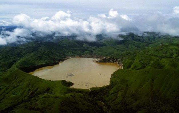 尼奥斯湖是火口湖