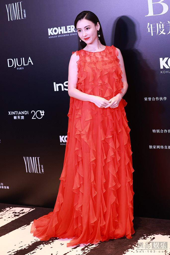 张柏芝穿红色蛋糕