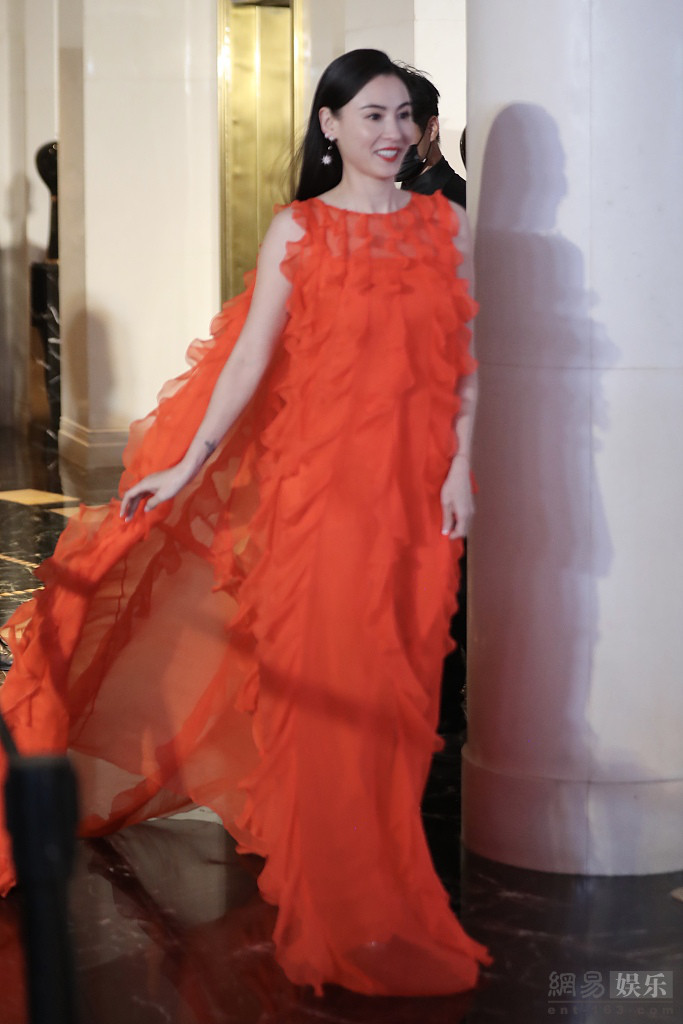 张柏芝穿红色蛋糕