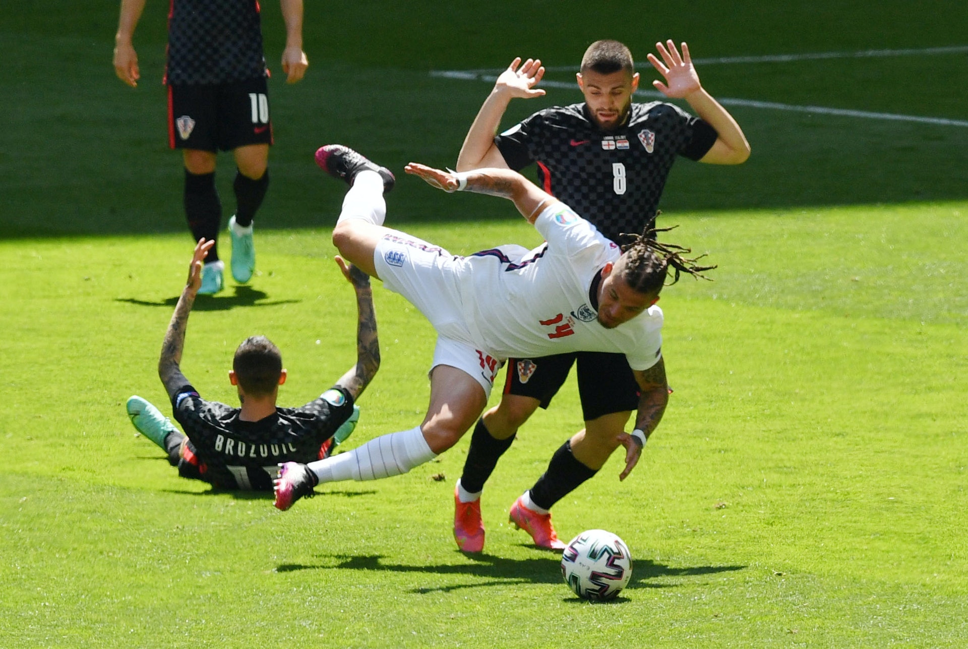 英格兰赢克罗地亚旗开得胜