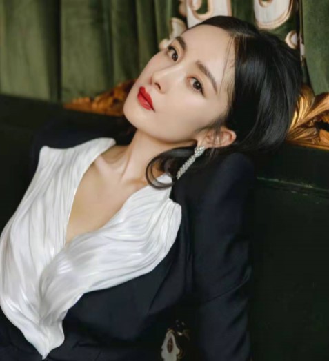 杨幂出席欣漾SuperELLE 