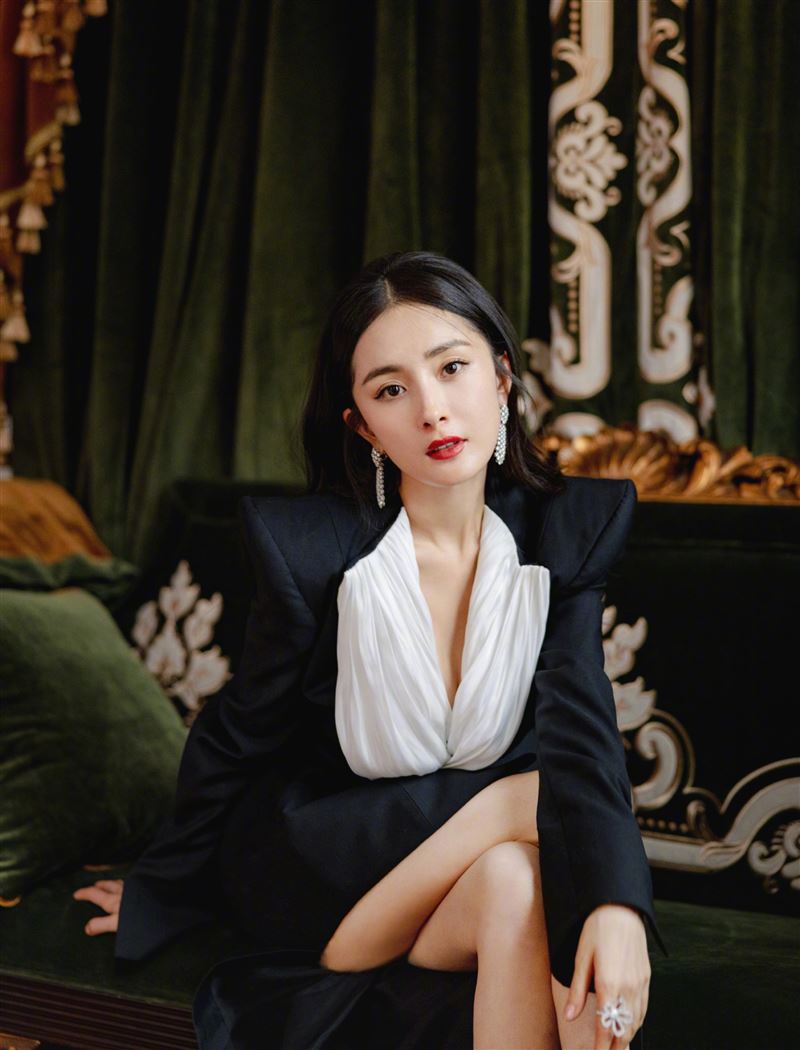 杨幂出席欣漾SuperELLE 