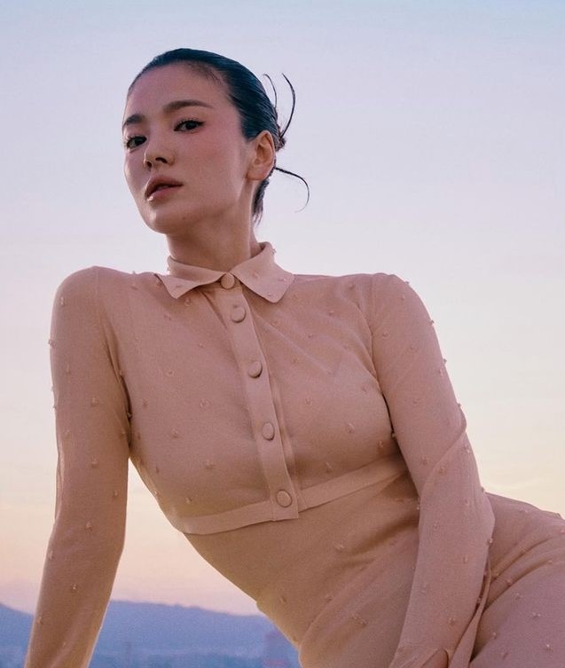 39岁宋慧乔露锁骨