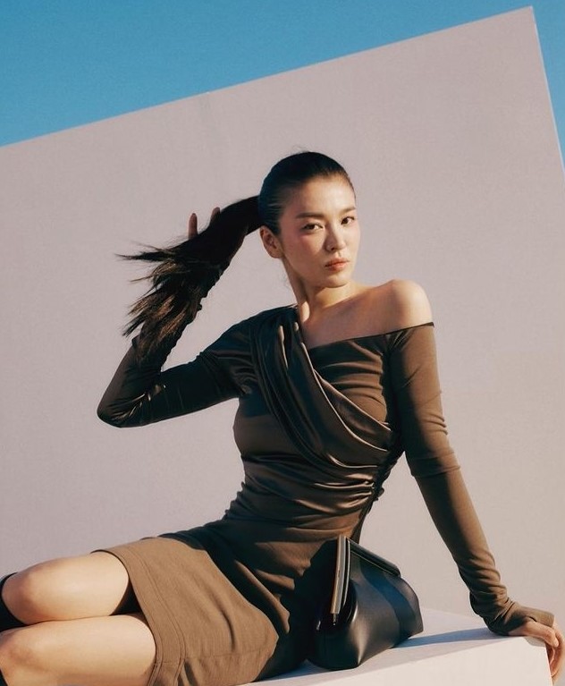 39岁宋慧乔露锁骨