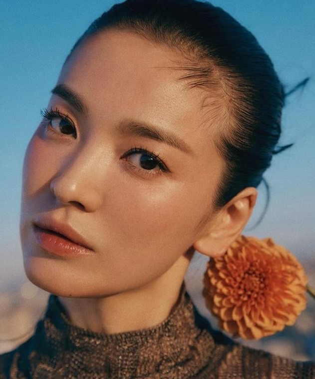 39岁宋慧乔露锁骨