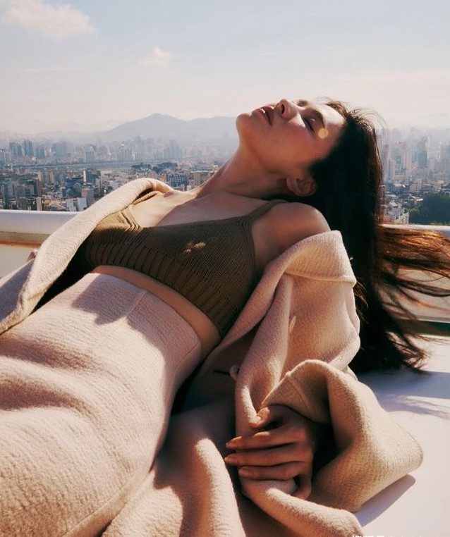 39岁宋慧乔露锁骨