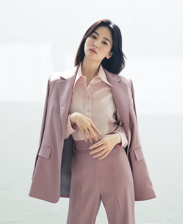 39岁宋慧乔露锁骨