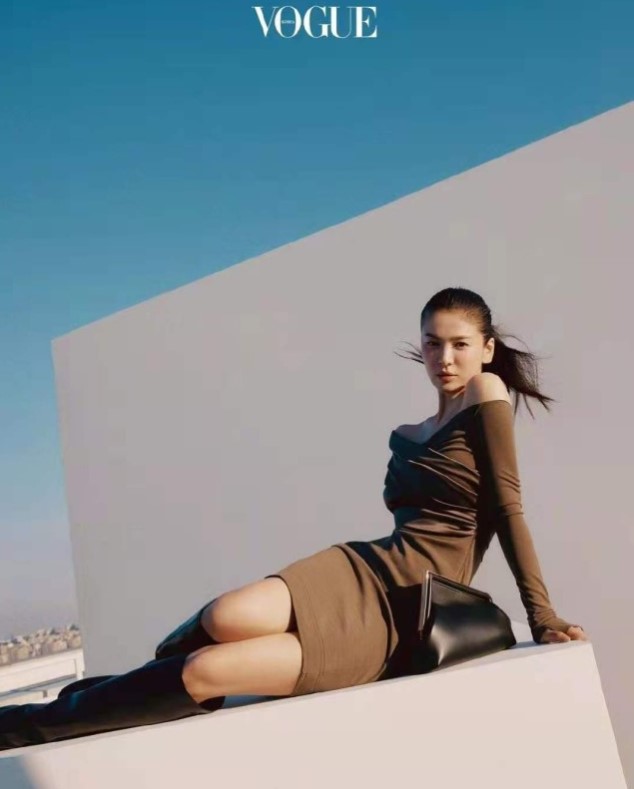 39岁宋慧乔露锁骨