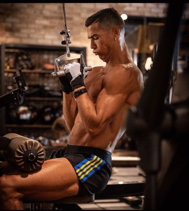 穿曼联短裤,C罗