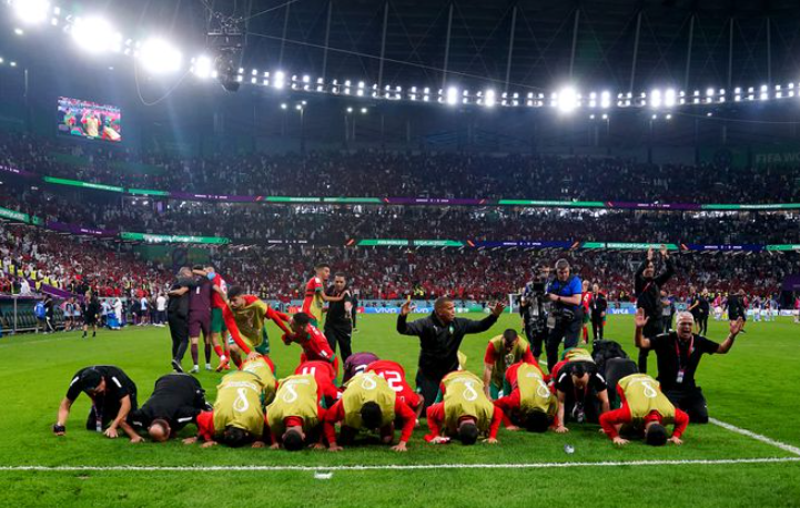 摩洛哥集体下跪感谢