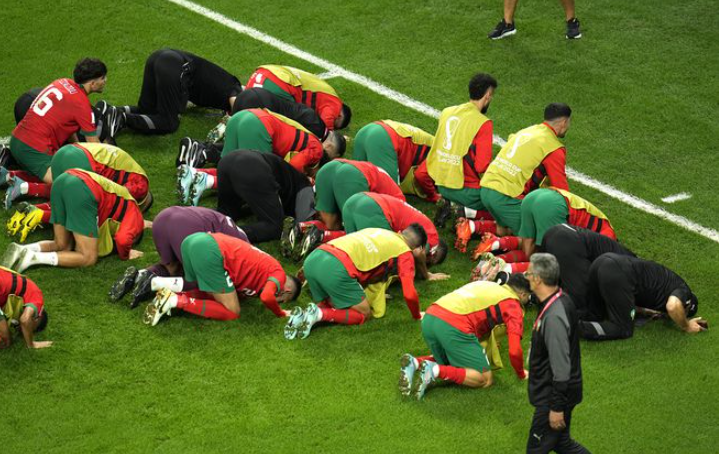 摩洛哥集体下跪感谢