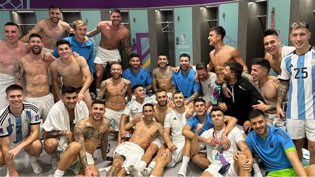 阿根廷足球巨星梅西,全队裸上身