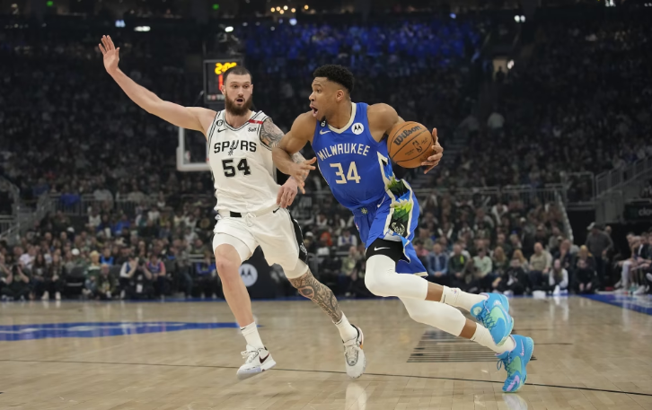 字母哥双手重扣