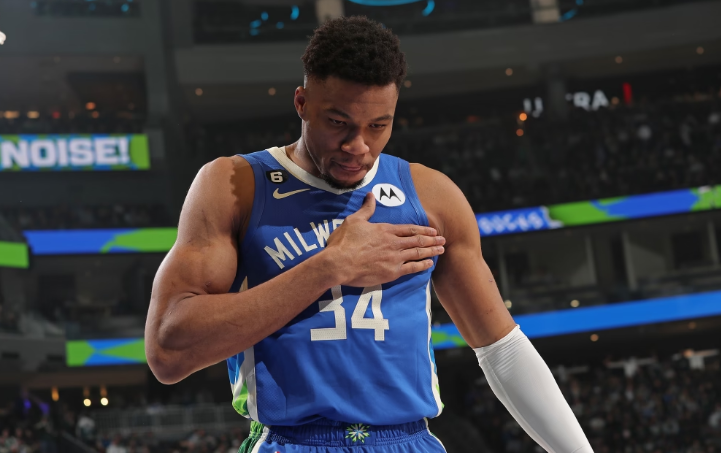 字母哥双手重扣