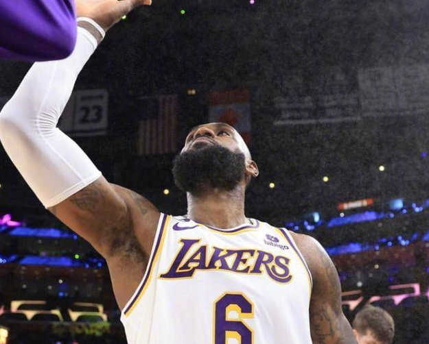 湖人队迎战爵士队