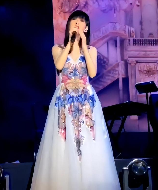 周慧敏演唱会走调