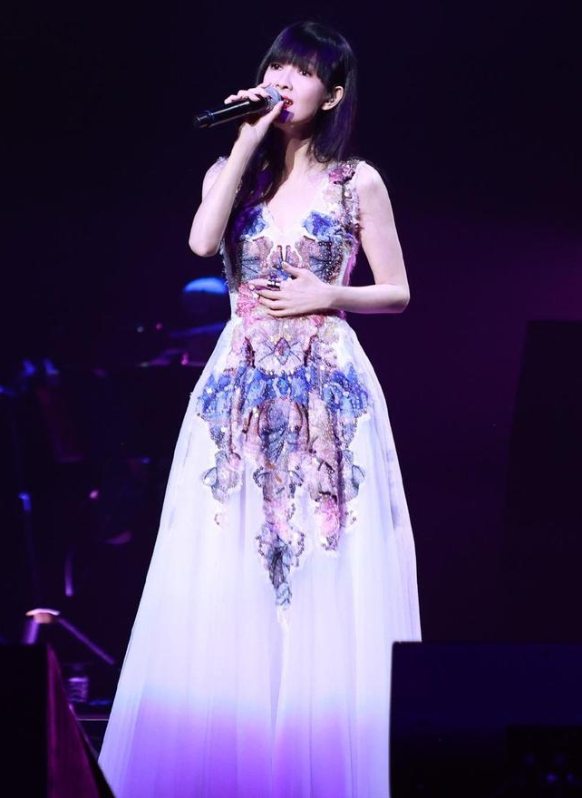 周慧敏演唱会走调