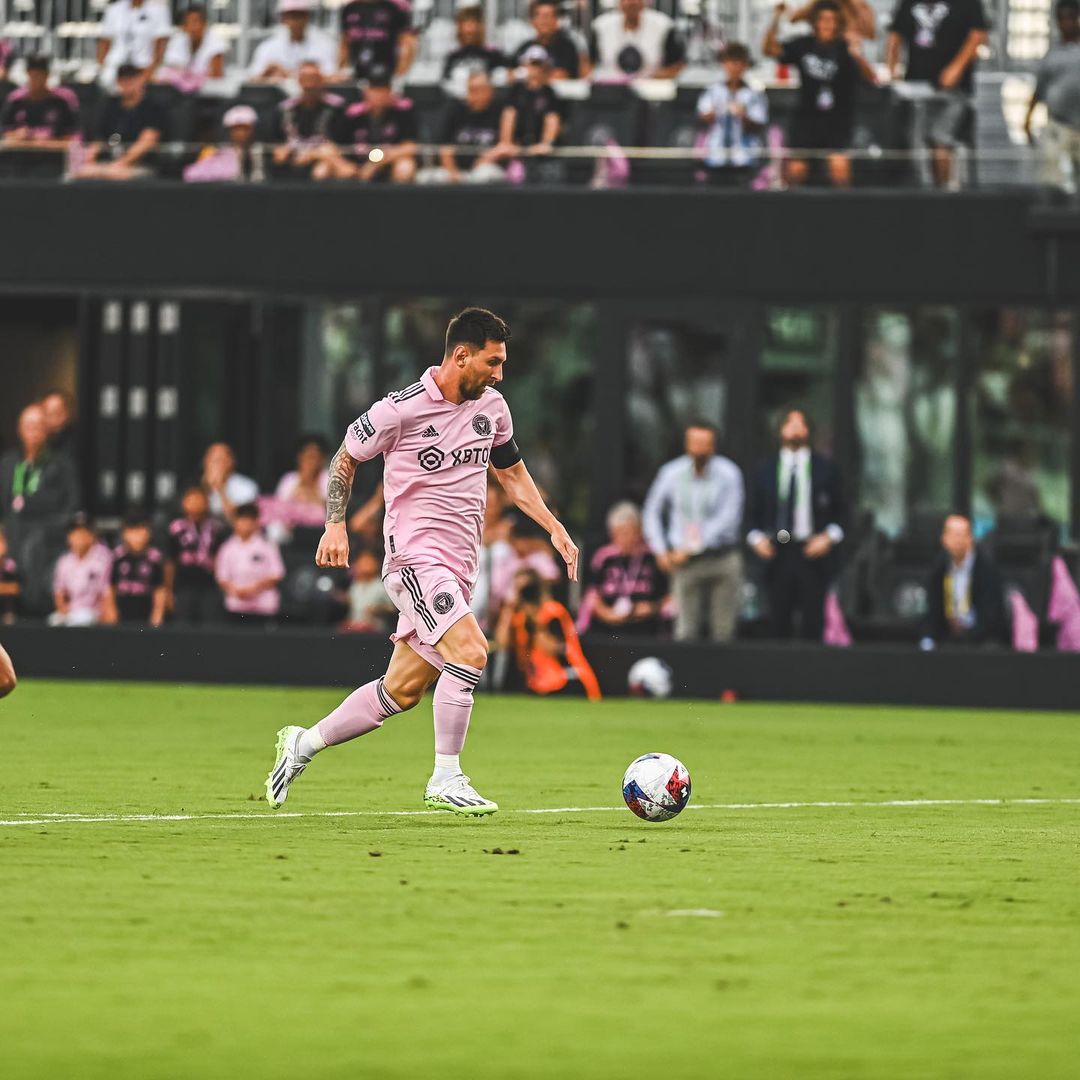 梅西热潮,梅西,Lionel Messi,迈阿密国际队长,粉色球衣