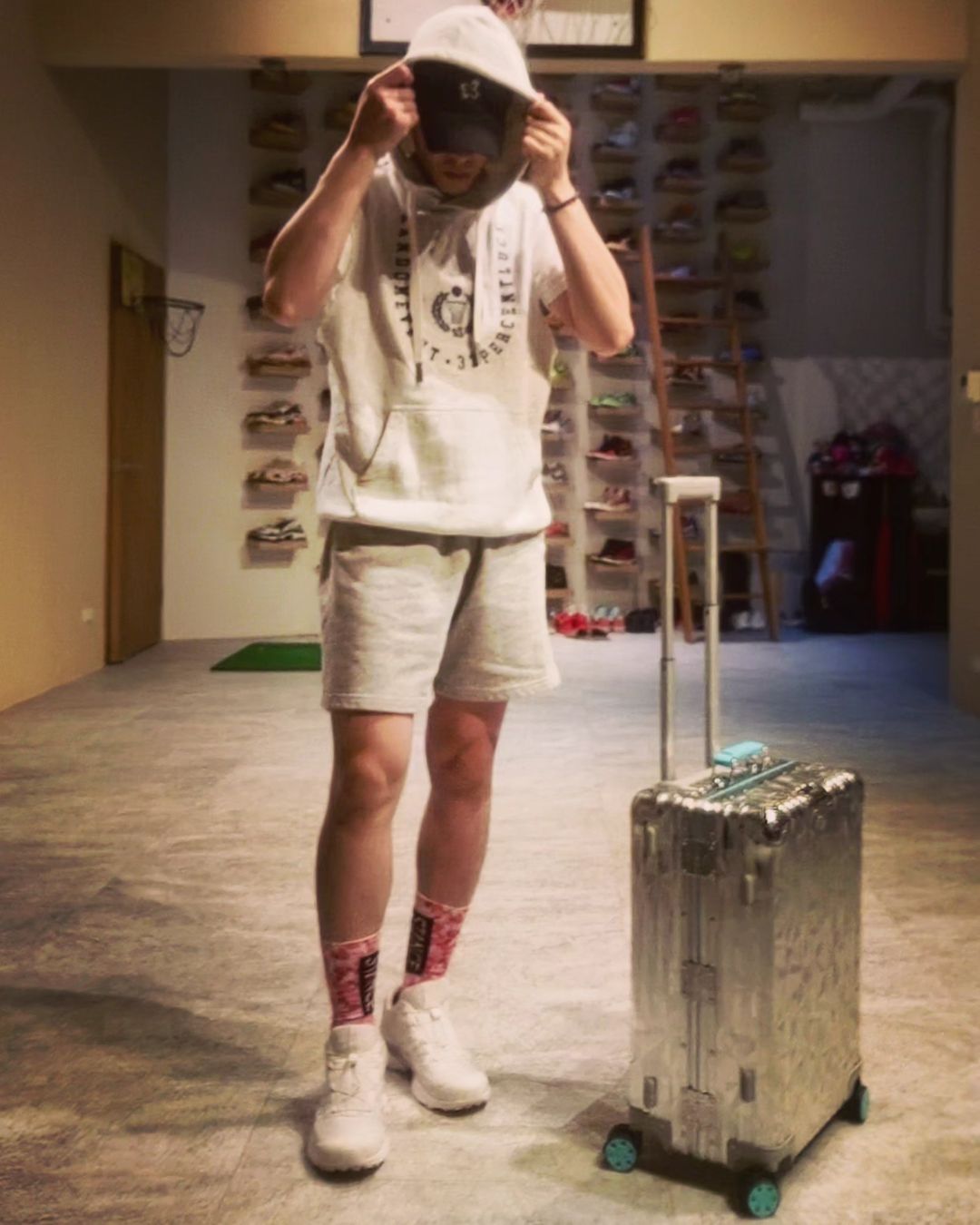 萧敬腾飞9000公里,RIMOWA X Tiffany登机箱