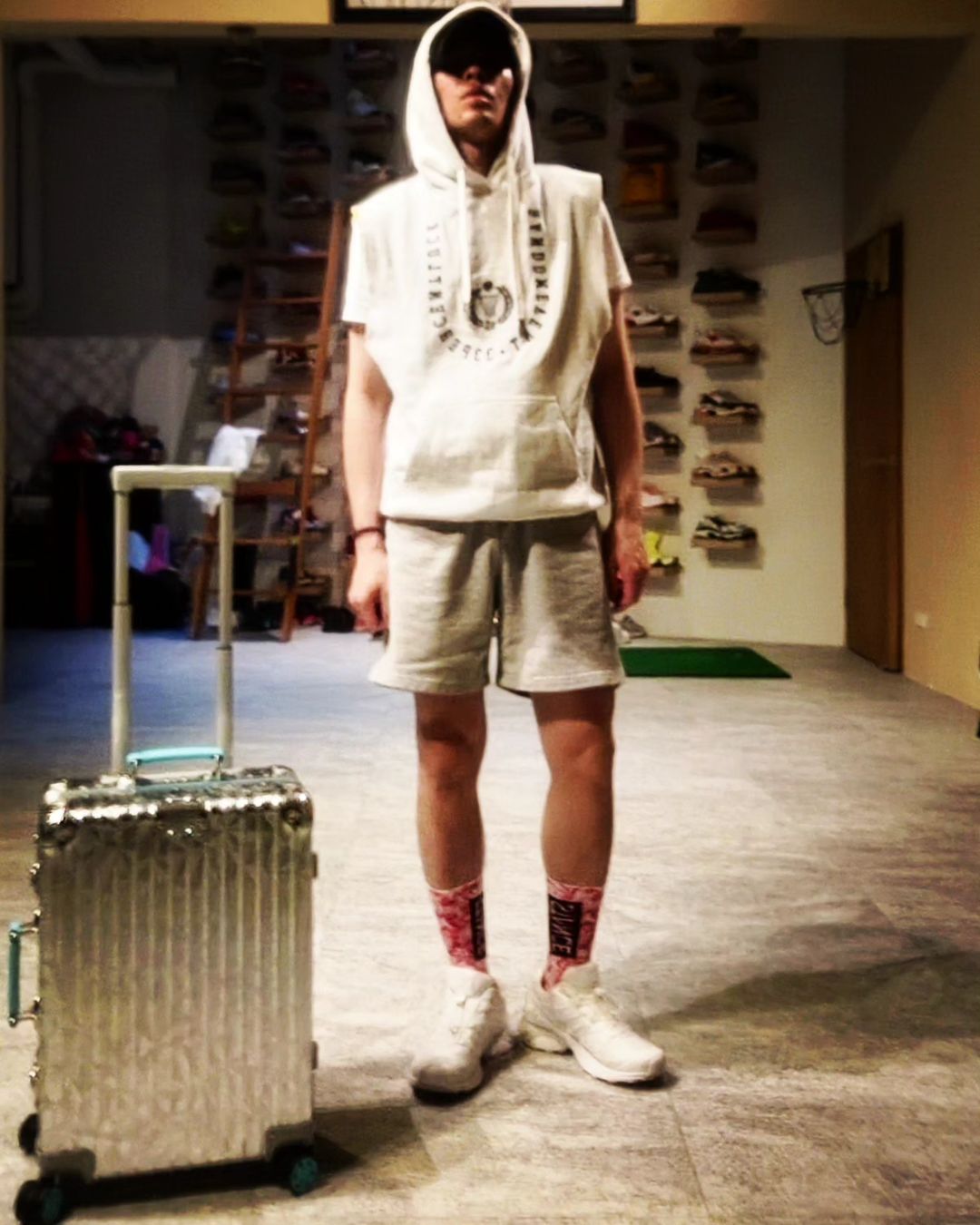 萧敬腾飞9000公里,RIMOWA X Tiffany登机箱