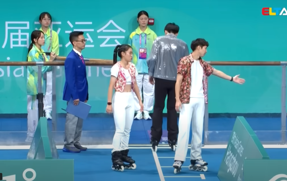 滑轮溜冰双人花式绕桩