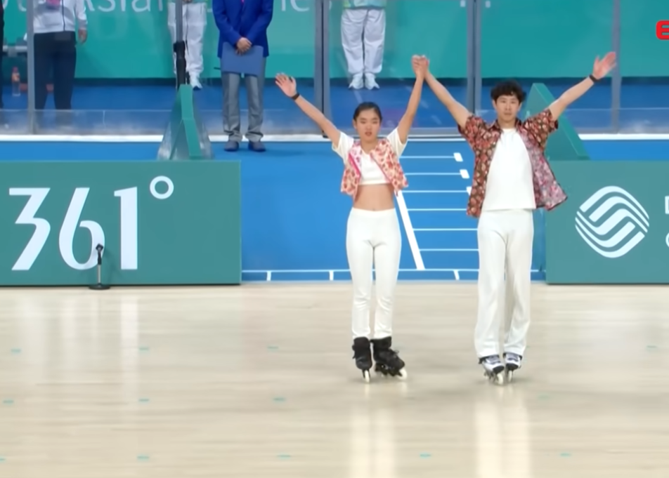 滑轮溜冰双人花式绕桩