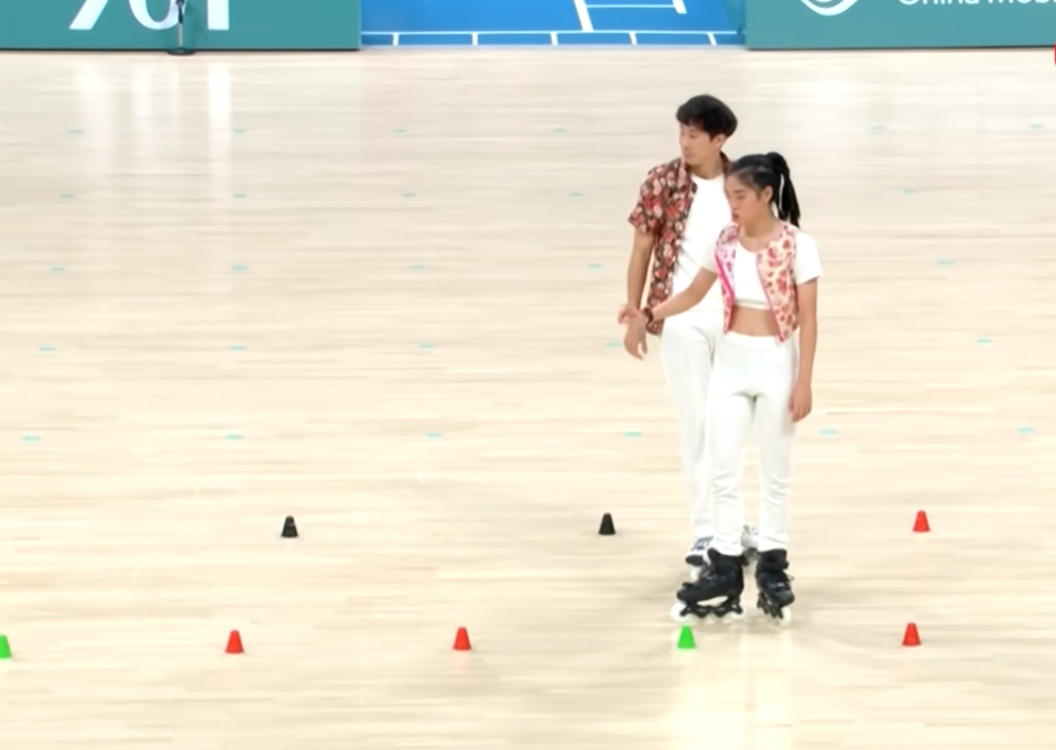 滑轮溜冰双人花式绕桩