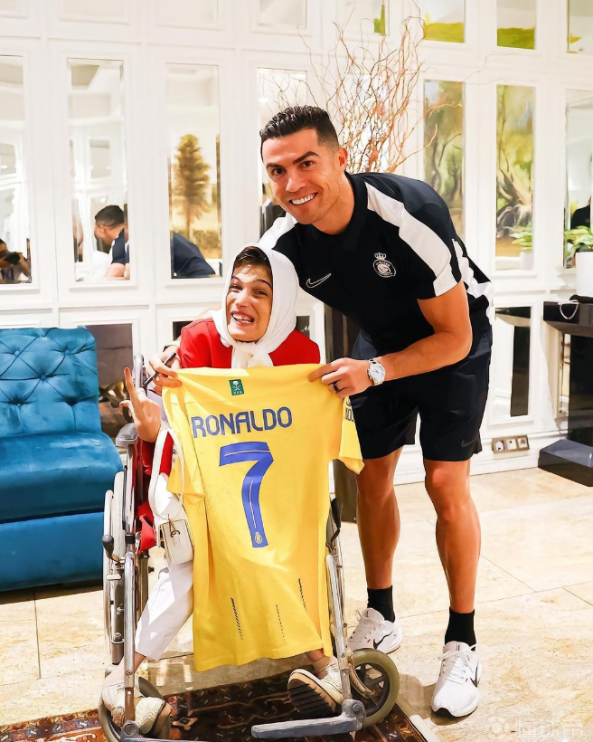 C罗亲吻残疾女画家