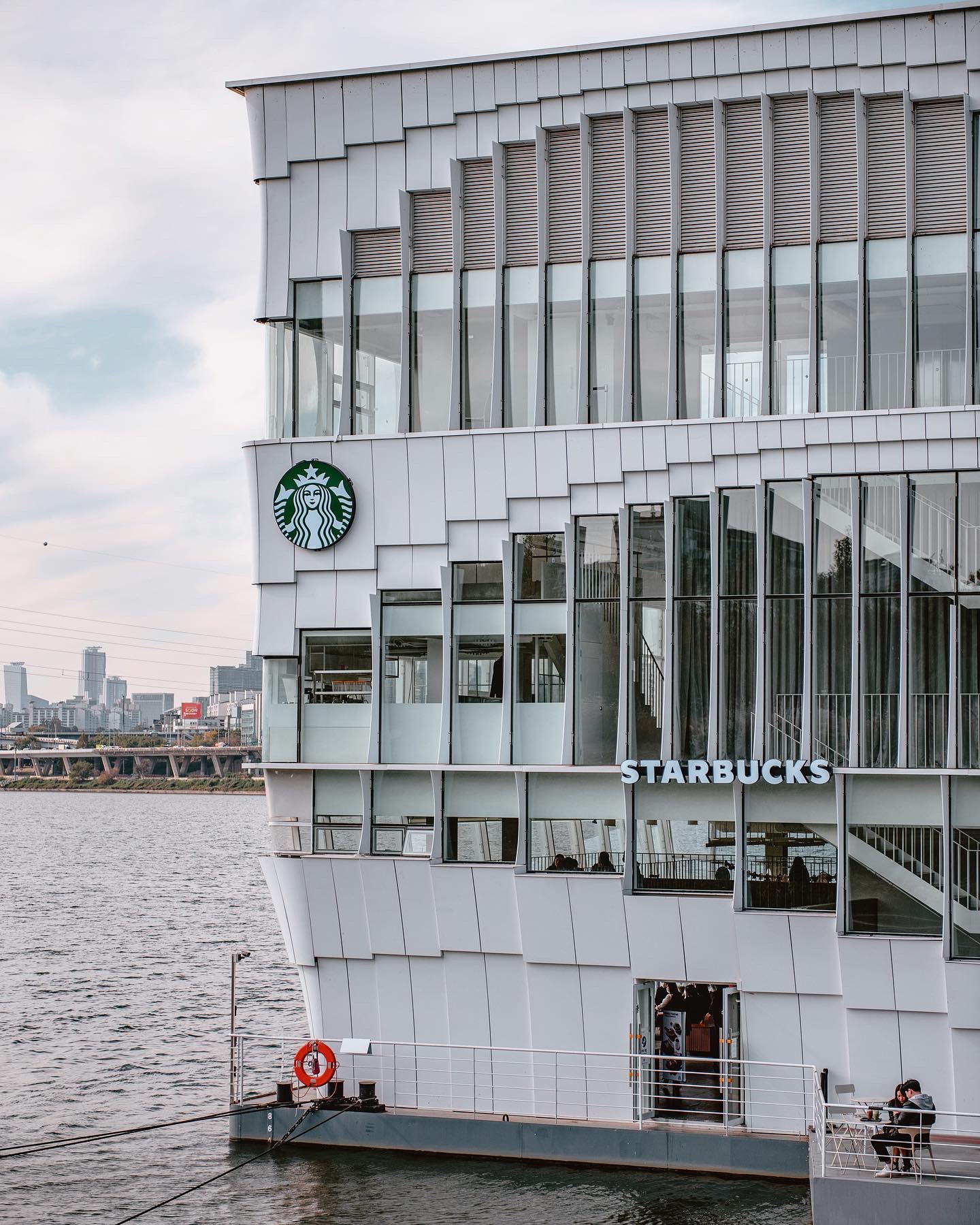 南韩,水上星巴克,Starbuck,360零死角,连锁咖啡店