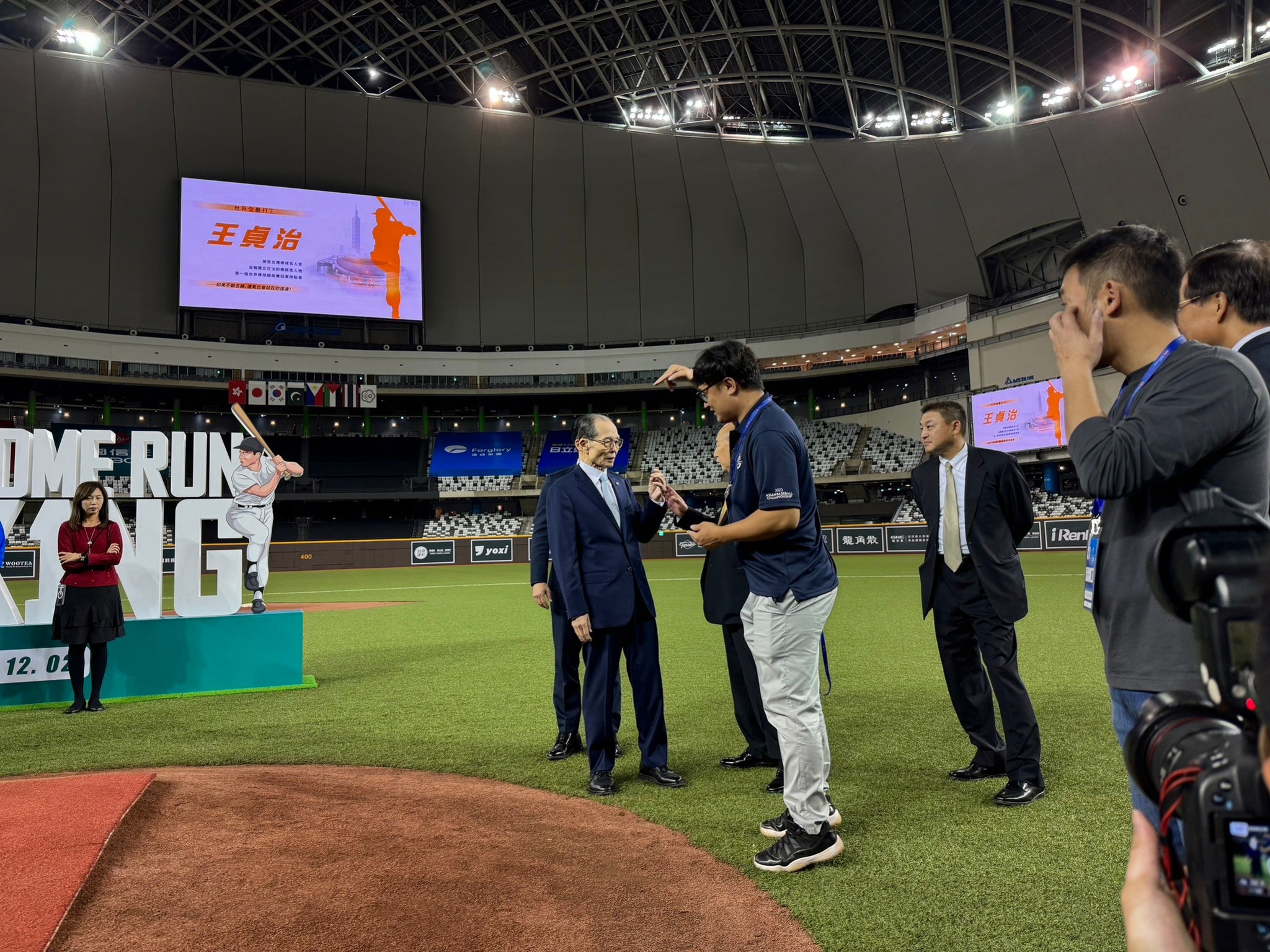 辜仲谅, 王贞治, 台北大巨蛋, 亚洲棒球锦标赛, 台湾棒球