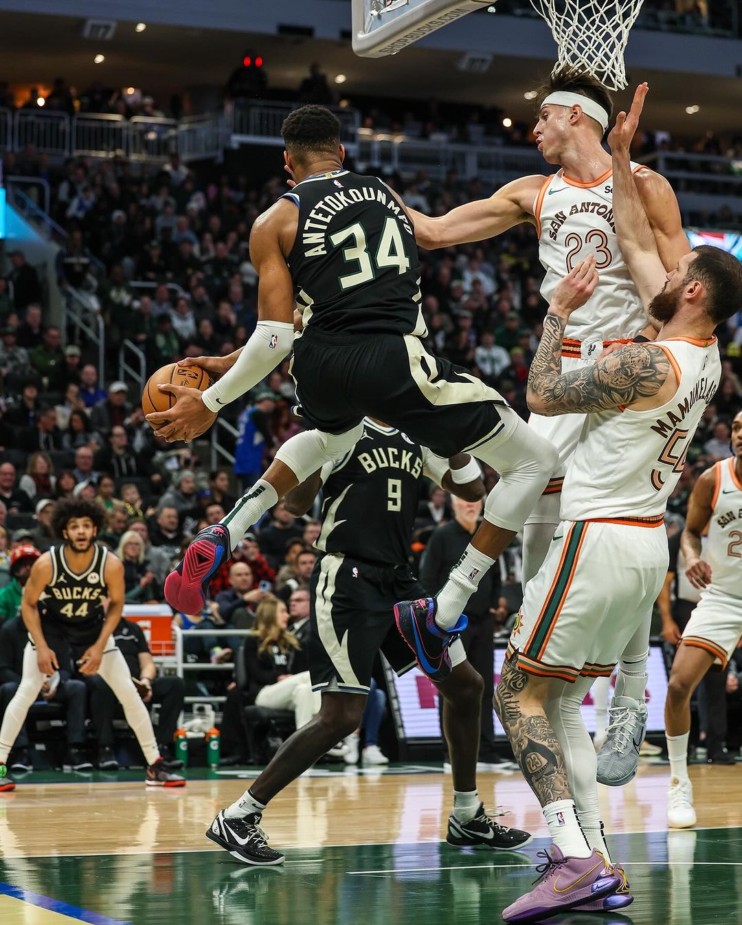 鹿,字母哥,尼克斯,布伦森, 利拉德, 迪文琴佐