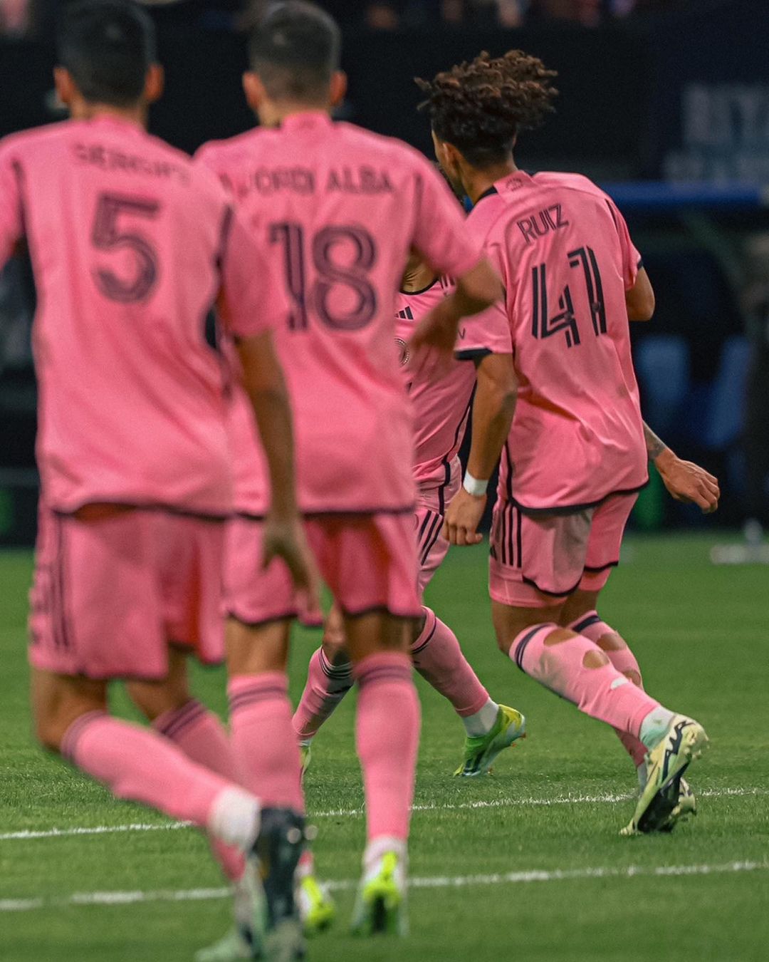 一场0-6让梅西不敢相信 梅西C罗全程无交流 沙特球队友谊赛狂胜美职联！不是一个档次？