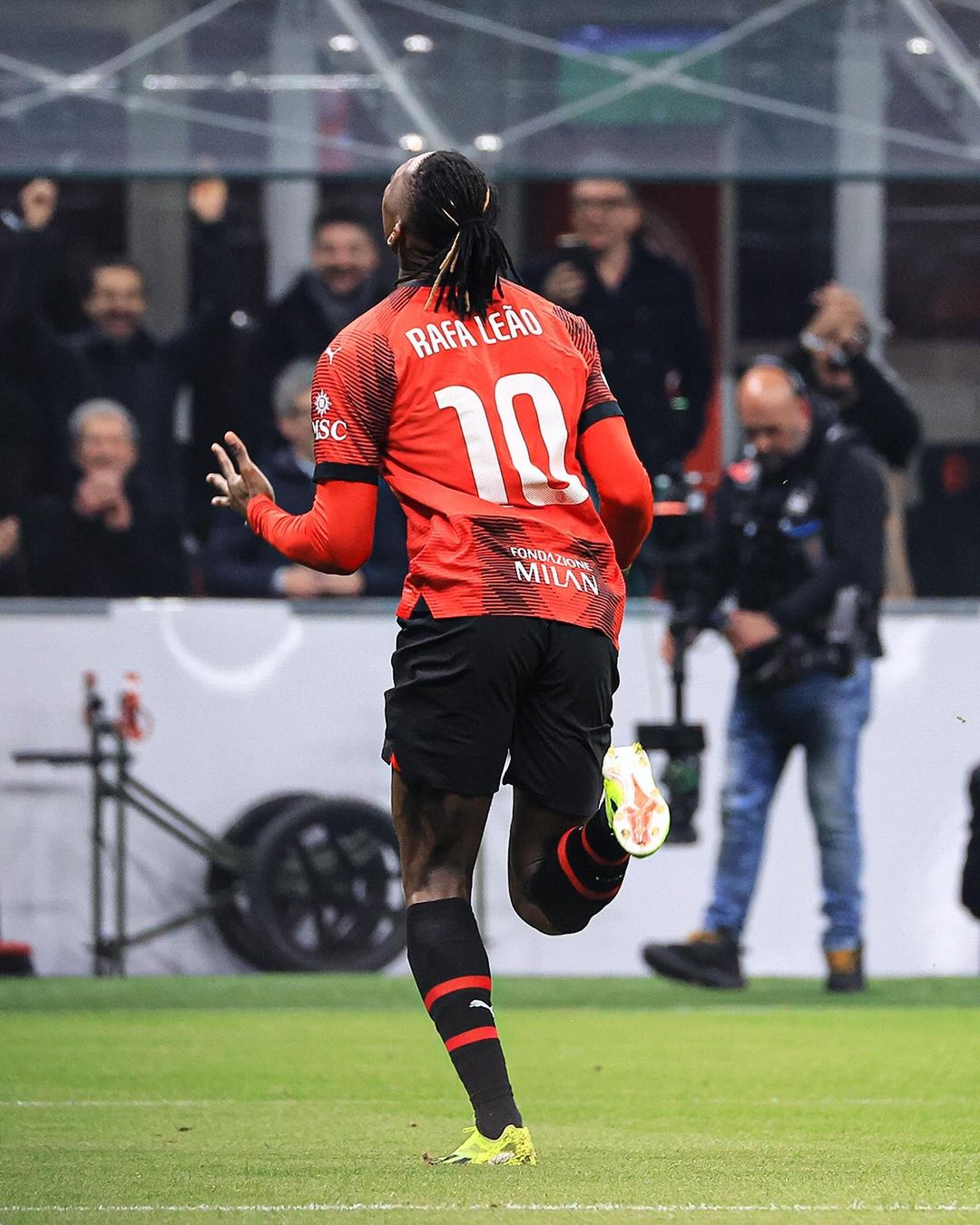 欧联杯1/8决赛, 欧联杯附加赛,AC米兰,雷恩,奇克双响,莱奥建功