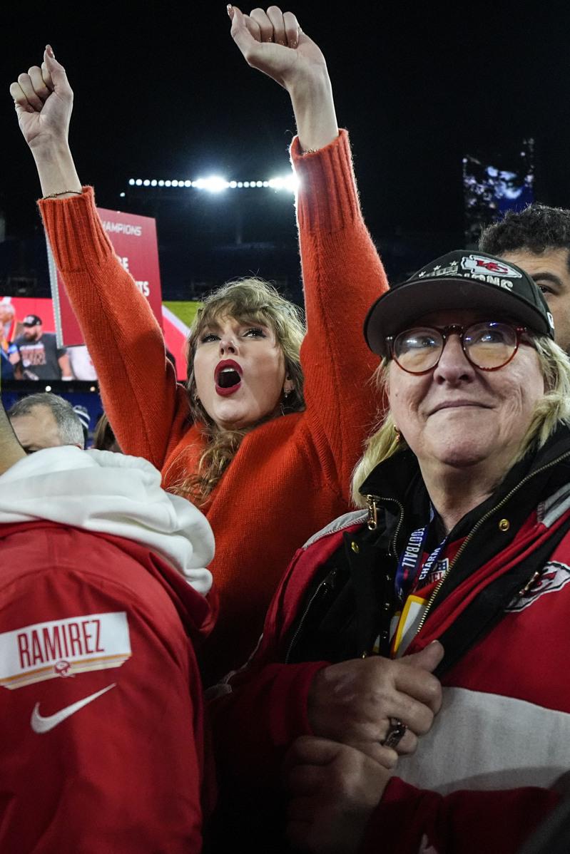 泰勒丝,Taylor Swift,NFL,超级杯,酋长,拥抱热吻, 职业美式足球联盟, KansasCity Chiefs, Travis Kelce