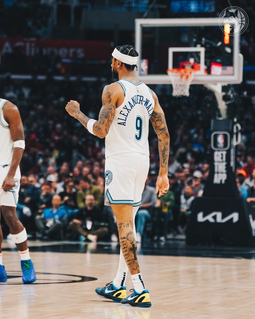 40分逆转NBA常规赛 爱德华兹37+8乔治22分 伦纳德伤退森林狼大逆转快船