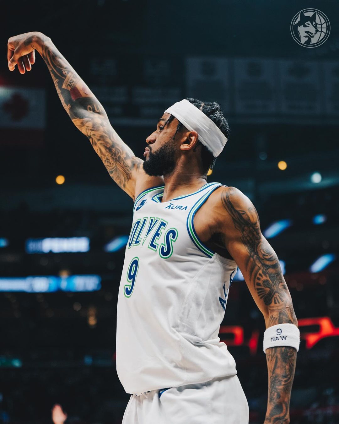 40分逆转NBA常规赛 爱德华兹37+8乔治22分 伦纳德伤退森林狼大逆转快船