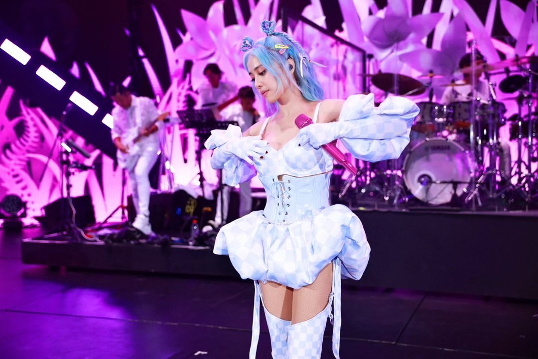 蔡依林,高衩,银色低胸,凹凸有致,亚洲流行天后,Jolin,舞娘,Play我呸,大艺术家,巡回演唱会