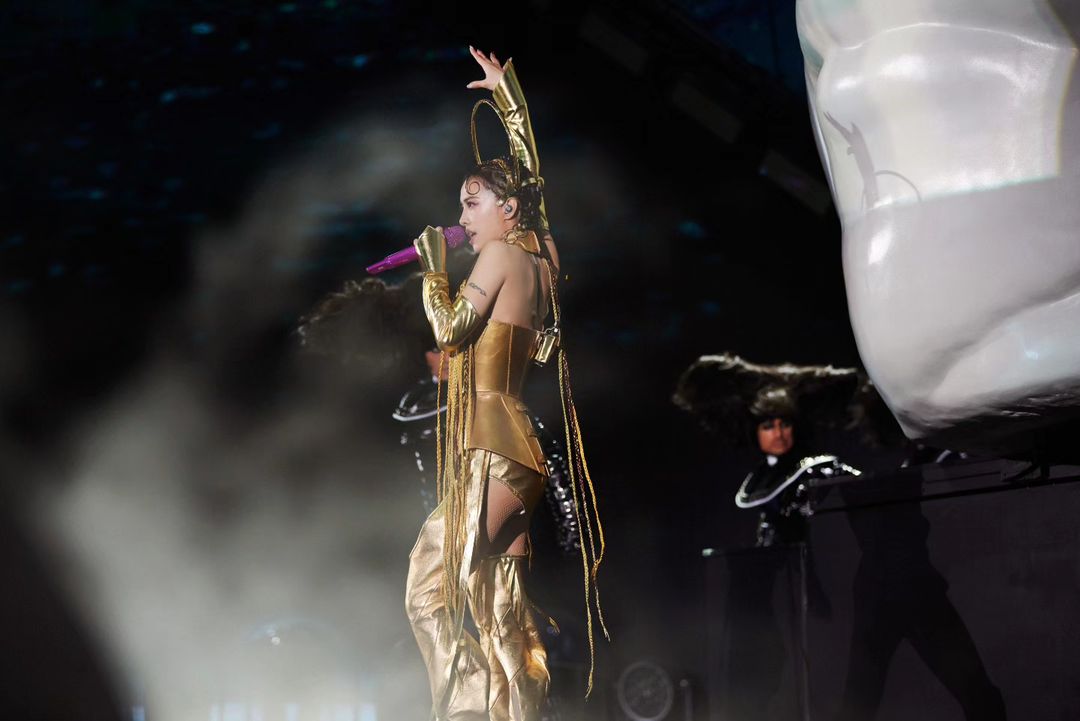 蔡依林,高衩,银色低胸,凹凸有致,亚洲流行天后,Jolin,舞娘,Play我呸,大艺术家,巡回演唱会