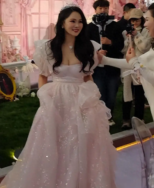 伊能静,美魔女,56岁庆生趴,辣穿浪漫公主装, 秦昊