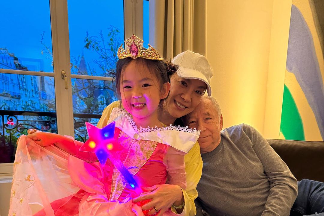 61岁杨紫琼, 杨紫琼,美国总统拜登颁布,总统自由勋章,第一位亚洲女演员,马来西亚女演员, 卧虎藏龙, 第95届奥斯卡金像奖最佳女主角