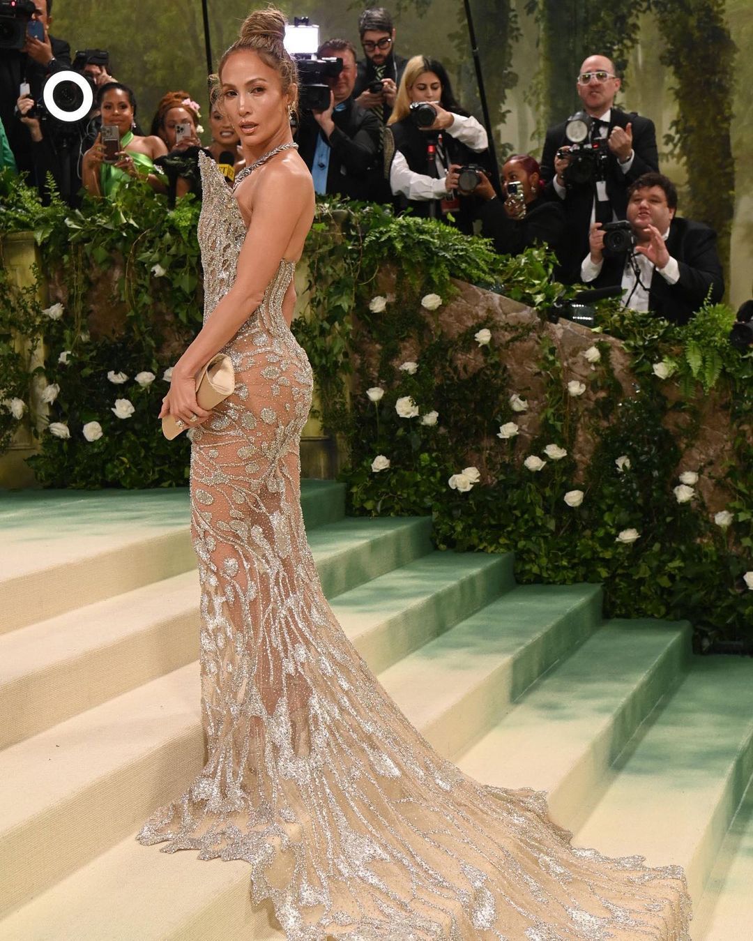 2024 Met Gala,最美紅毯造型,Jennie,小蠻腰,大長腿,珍妮佛羅培茲,透視禮服 辣翻, 睡美人：時尚甦醒, Sleeping Beauties: Reawakening Fashion, The Garden of Time 時光花園